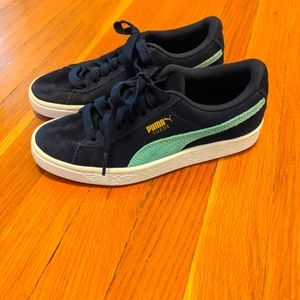 Like new blue puma sneakers